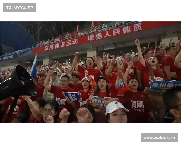 苏超球迷400余人托举历史TIFO纪念抗战胜利80周年彰显民族精神 苏超球迷400余人托举历史TIFO纪念抗战胜利80周年彰显民族精神